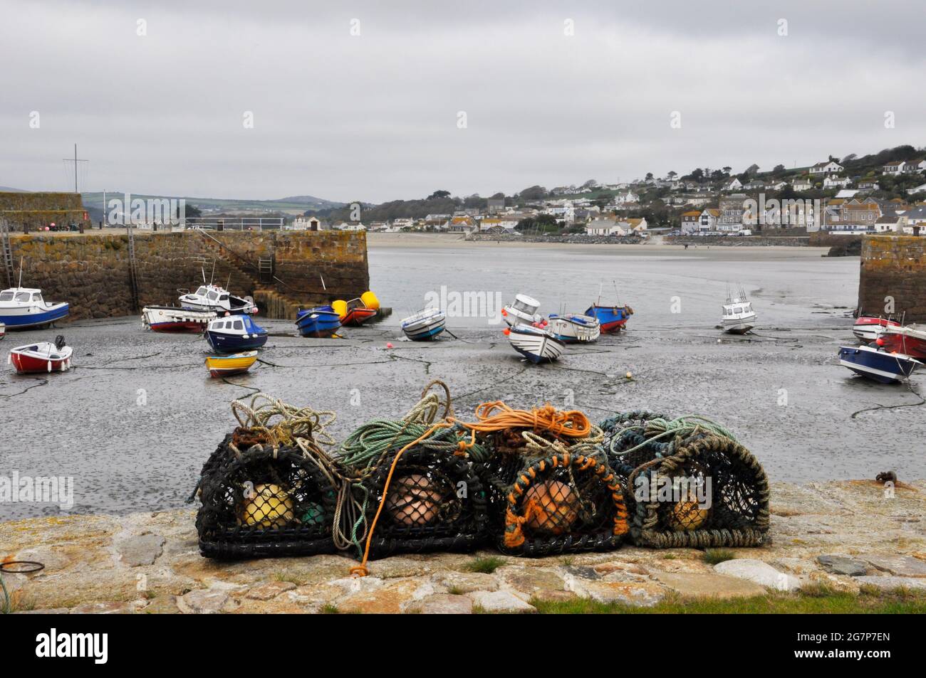 Ollas de langosta en el muelle en el puerto en el Monte St Michaels en la marea baja para ser tomadas para ser utilizadas en la bahía Mounts cerca de Marazion cerca de Penzance en Cornwa Foto de stock