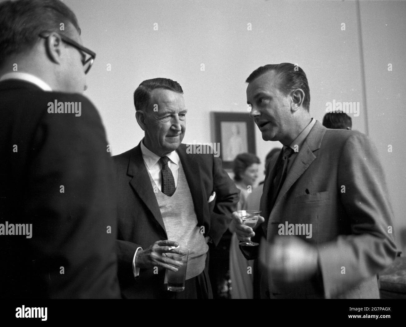 Jack Paar (a la derecha, sosteniendo martini) y el Embajador Llewellyn Thompson (centro) en una recepción de cócteles en Moscú, septiembre de 1961. Foto de stock