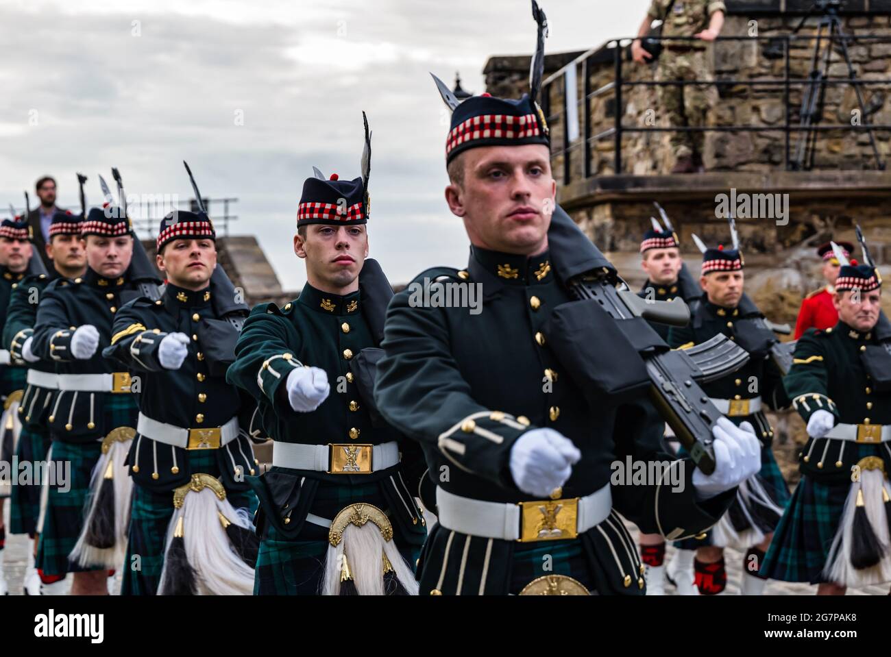 Soldados del regimiento escocés con rifles marchando en ceremonia militar en el Castillo de Edimburgo, Edimburgo, Escocia, Reino Unido Foto de stock