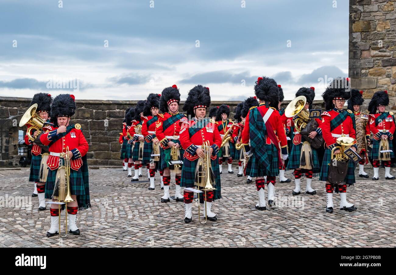 Banda de latón del regimiento militar escocés con uniformes de kilt tocando instrumentos musicales en la ceremonia, Castillo de Edimburgo, Escocia, Reino Unido Foto de stock