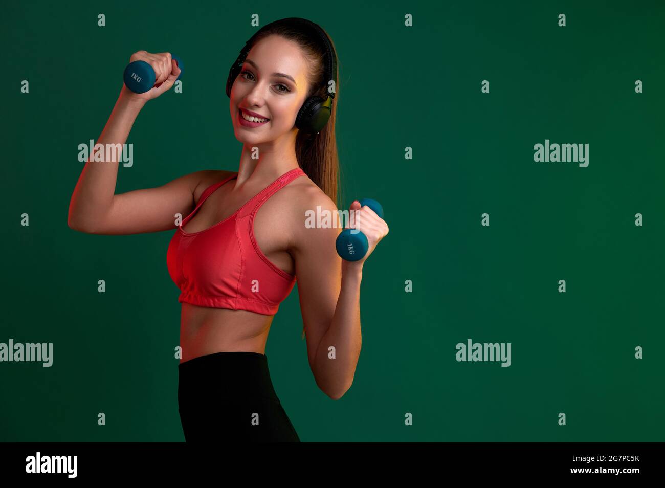 mujer deportiva con auriculares rojos escuchando música para hacer  ejercicio en el gimnasio 16248629 Foto de stock en Vecteezy