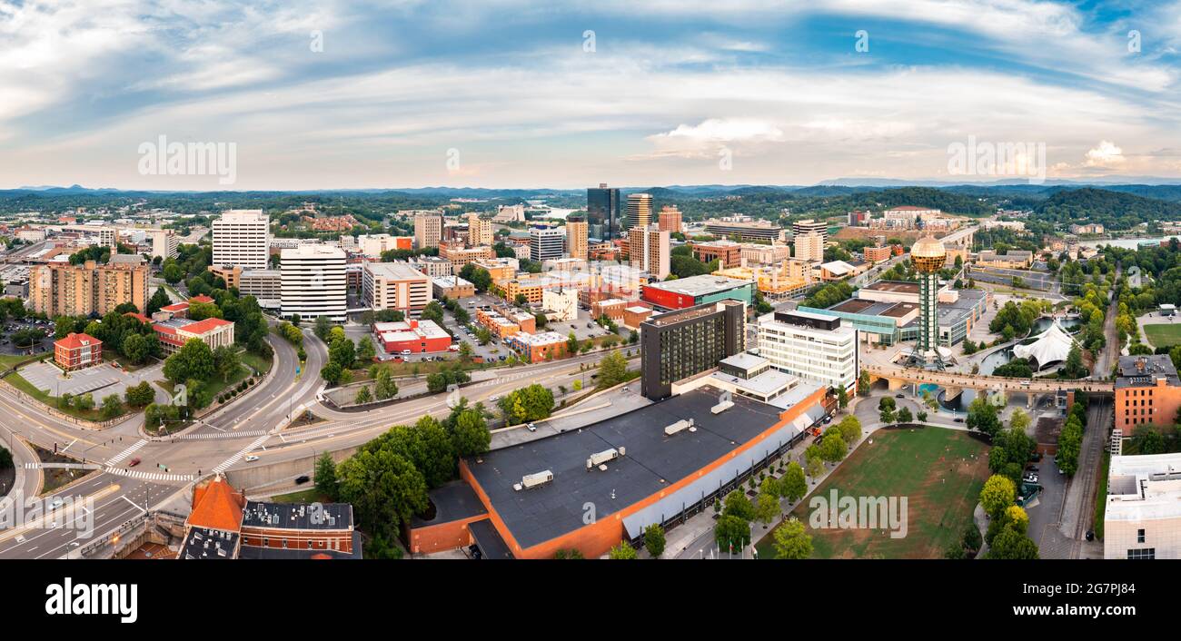 Vista aérea del horizonte de Knoxville, Tennessee en una tarde soleada, vista desde arriba del Worlds Fair Park. Knoxville es la sede del condado de Knox Co Foto de stock