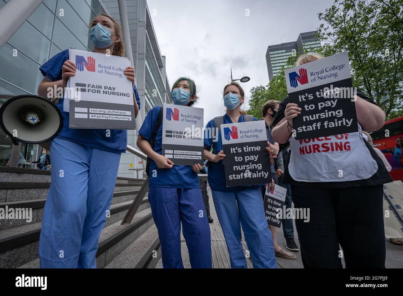 «Los trabajadores del NHS dicen no a la desigualdad salarial del sector público». Las enfermeras y otros trabajadores del NHS se congregan y marchan contra la desigualdad salarial en curso. Londres, Reino Unido Foto de stock