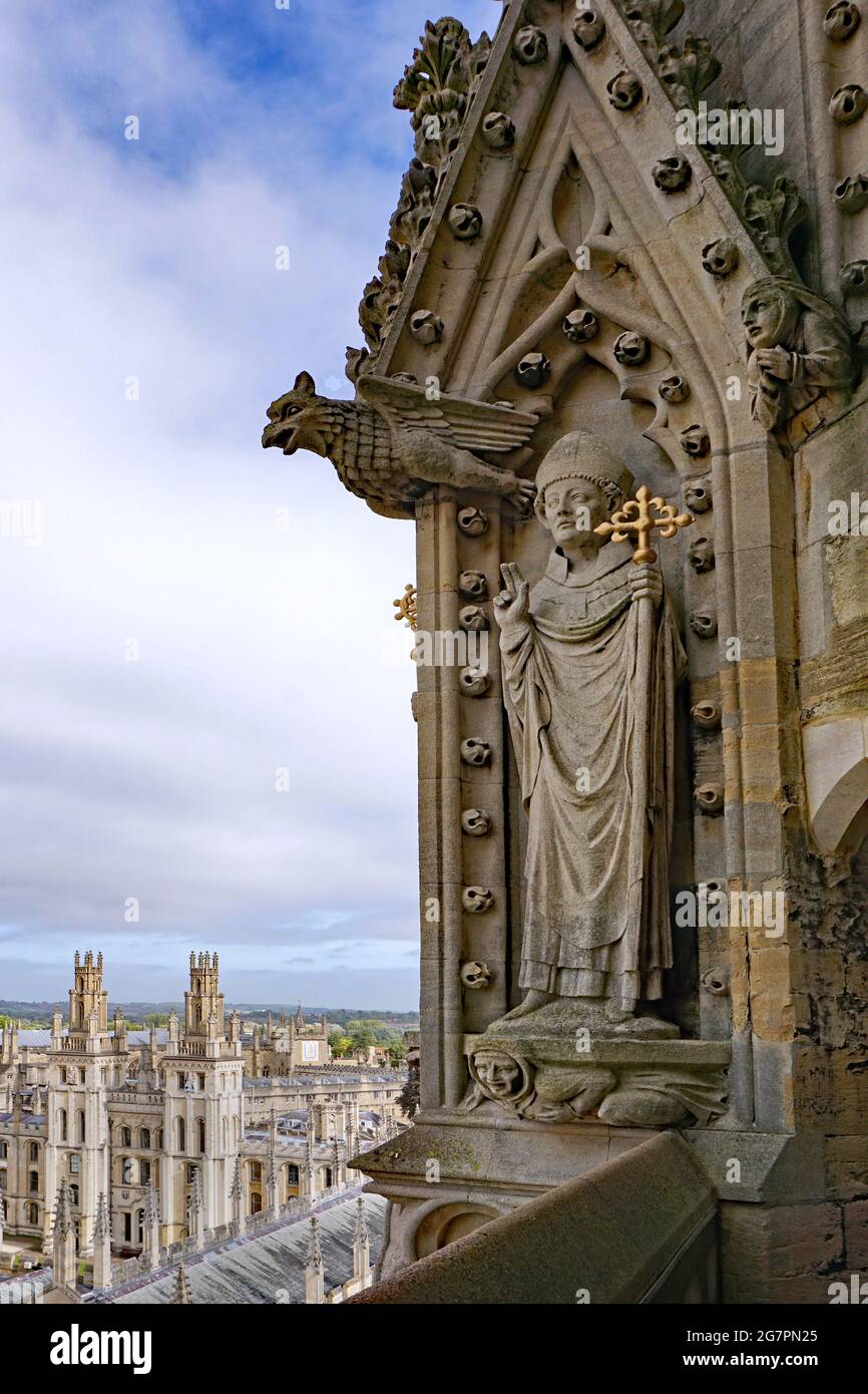 Gárgolas de piedra y talla de un arzobispo que data del siglo 13th, Oxford University Church of St. Mary the Virgin Foto de stock