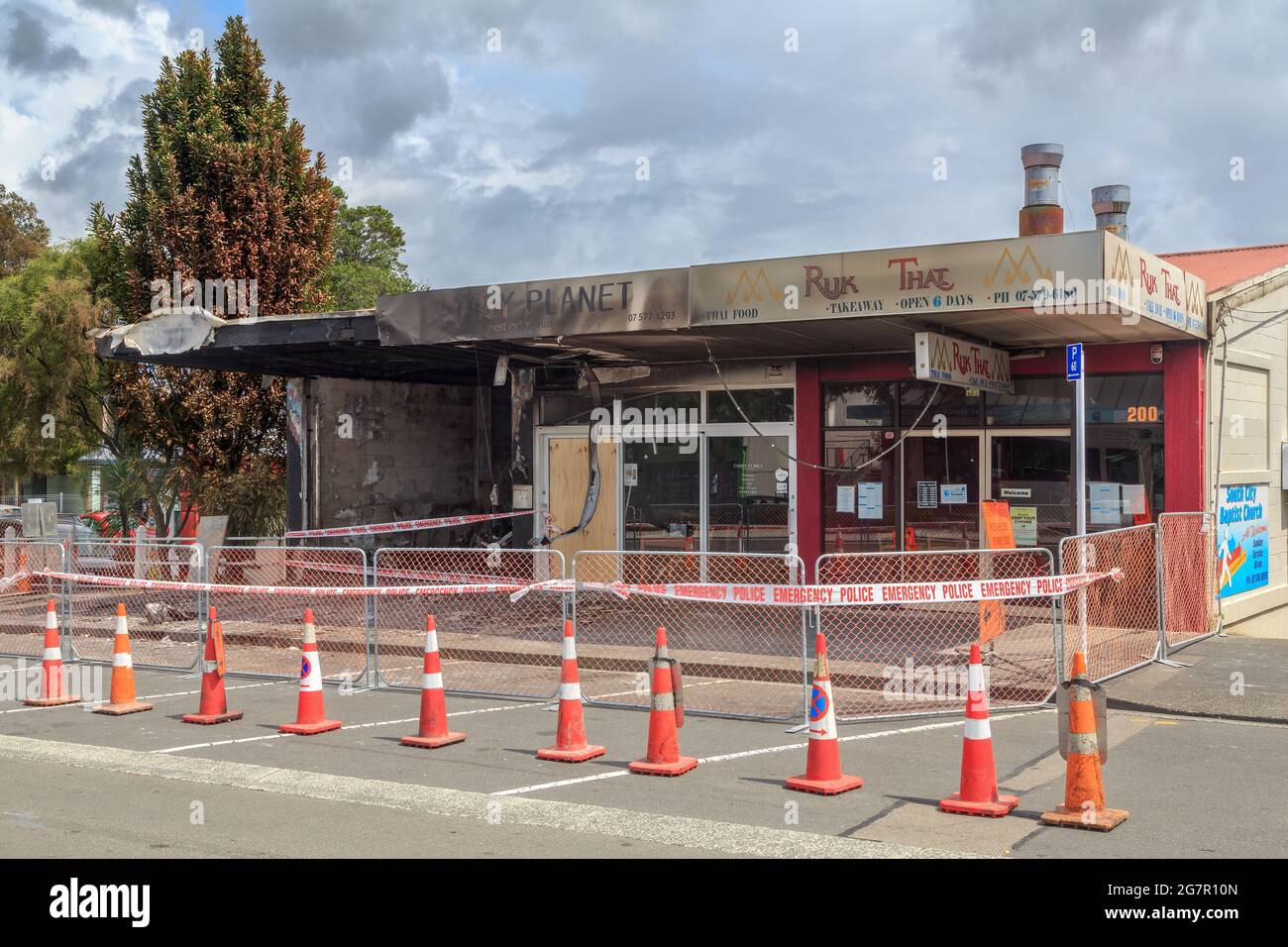 Una hilera de pequeñas tiendas dañadas por incendios en Tauranga, Nueva Zelanda Foto de stock
