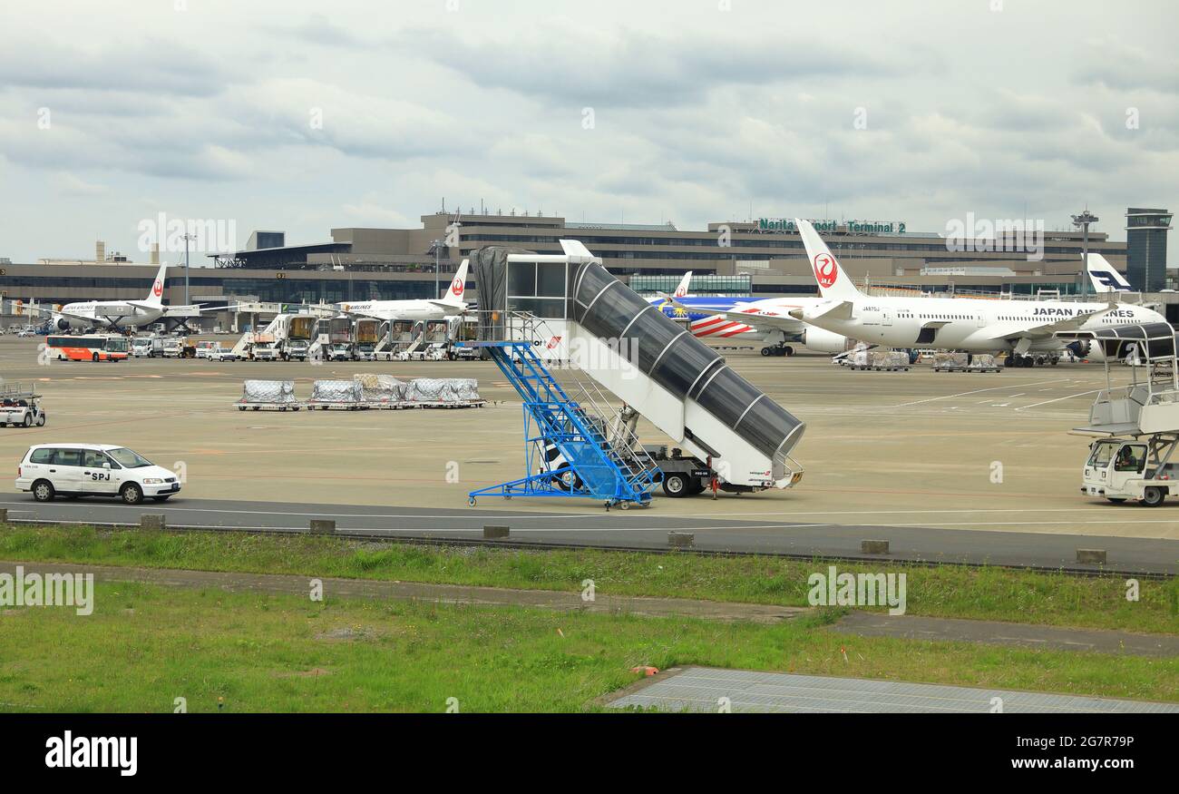 NARITA, JAPÓN - MAYO de 2018 : Equipo de soporte terrestre en espera para los servicios en Apron, cerca de la bahía de aviones. Foto de stock