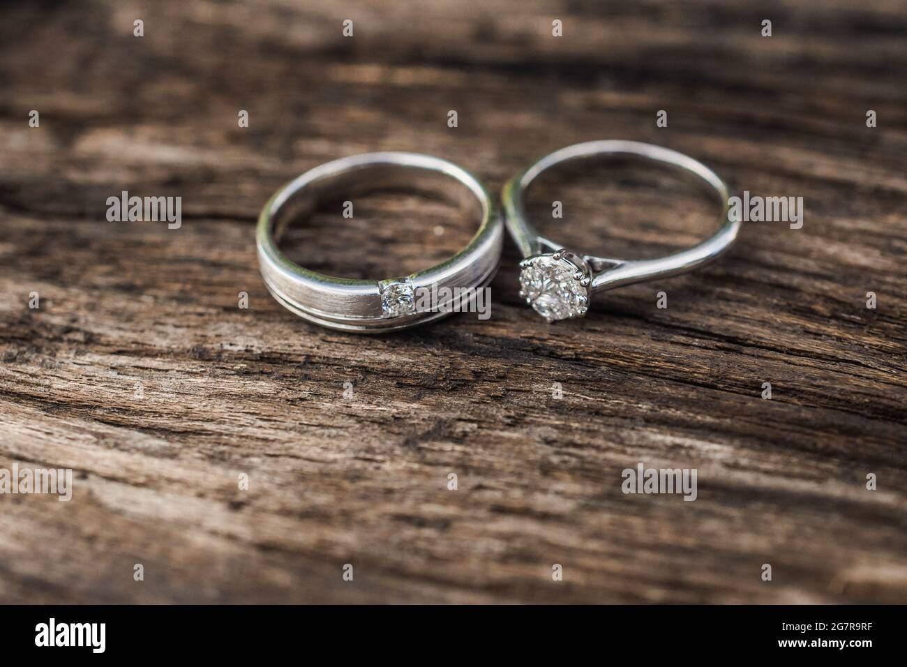 Anillos de compromiso, anillos de boda para parejas sobre un de madera. Para bodas , compromiso de lujo joyas de anillo de diamantes Fotografía de stock - Alamy
