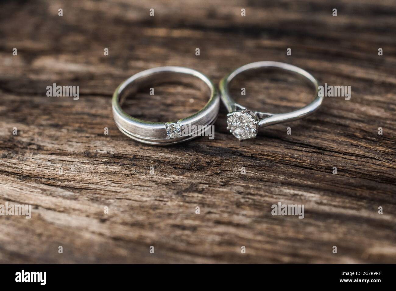 Anillos de compromiso, anillos de boda para parejas sobre un fondo de  madera. Para bodas , compromiso de lujo joyas de anillo de diamantes  Fotografía de stock - Alamy