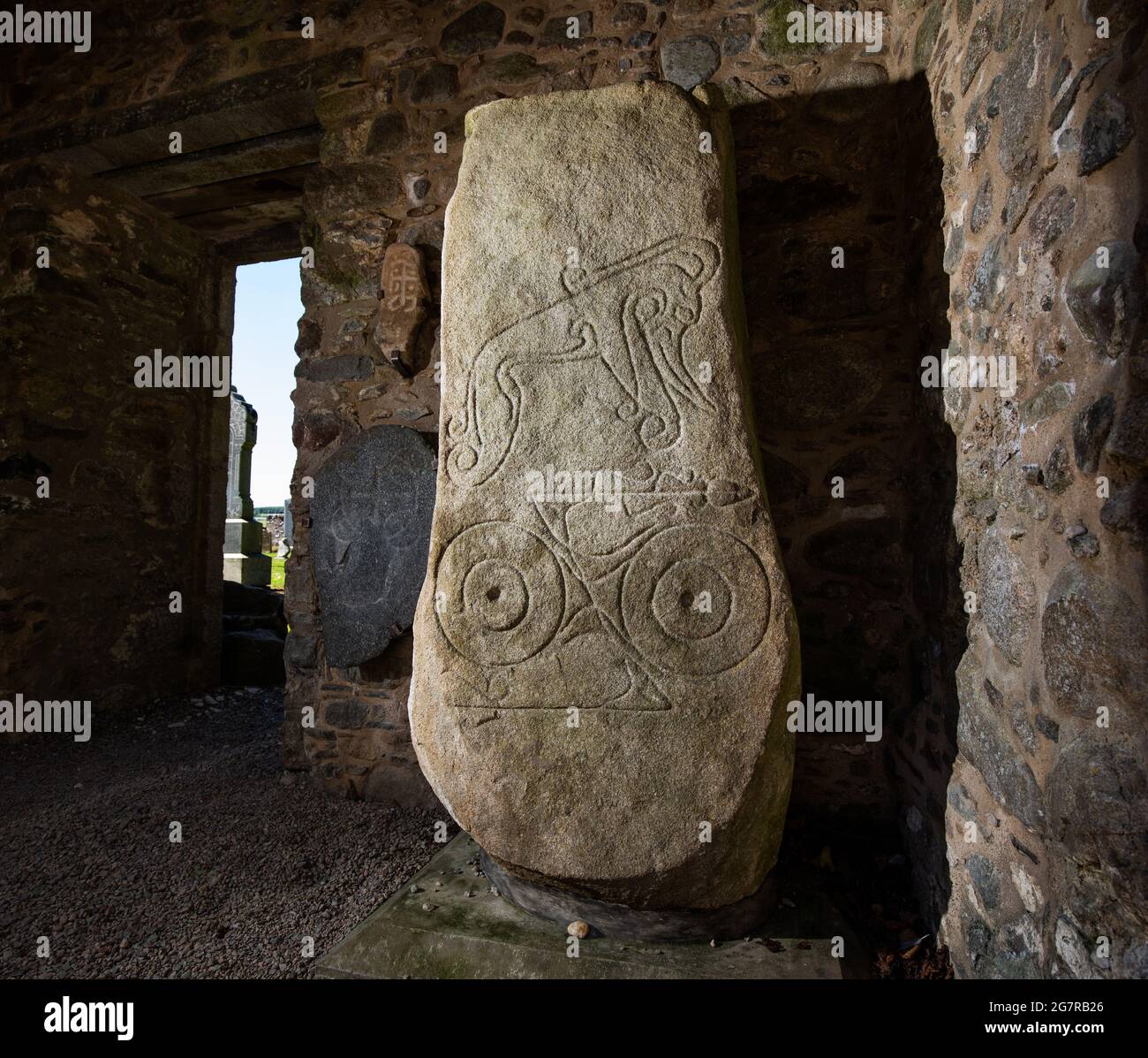 Dyce símbolo de piedra conocida como Dyce I, una de las dos piedras pictish tallada situado en las ruinas de la Capilla de San Fergus kirk en Dyce, Aberdeen, Escocia Foto de stock