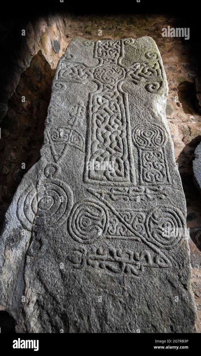 Dyce símbolo de piedra conocida como Dyce II, una de las dos piedras pictish tallada situado en las ruinas de la Capilla de San Fergus kirk en Dyce, Aberdeen, Escocia Foto de stock