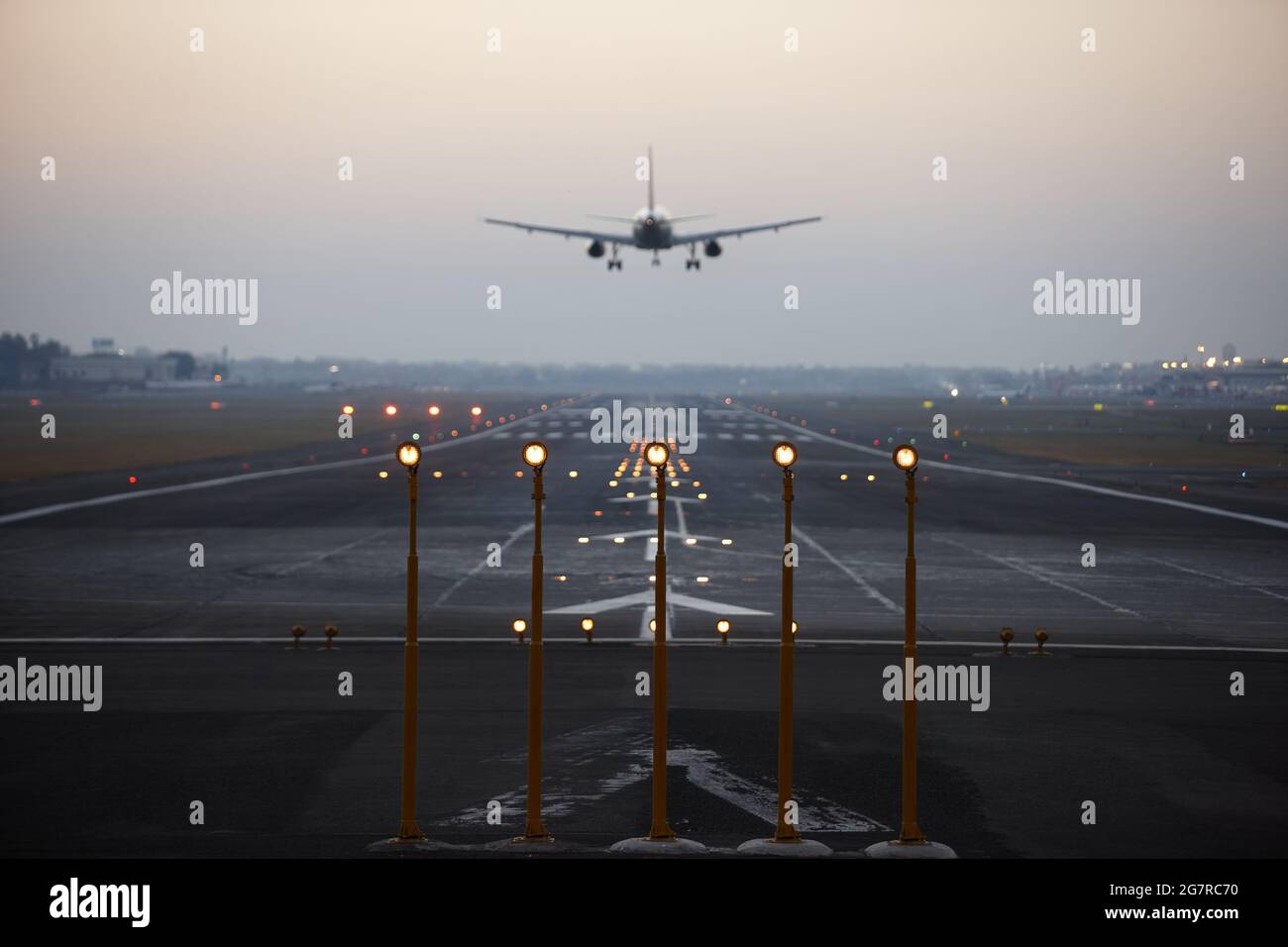 Aterrizaje en avión, aeropuerto de Mumbai, aeropuerto internacional de Sahar, aeropuerto internacional de Chhatrapati Shivaji, CSIA, Bombay, Mumbai, Maharashtra, India, Asia Foto de stock