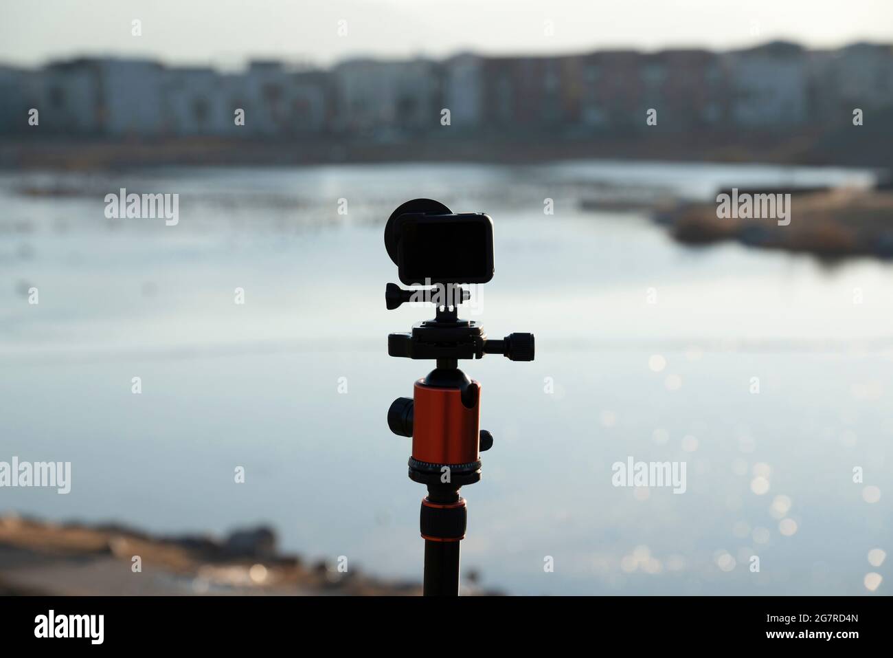 Enfoque selectivo de una cámara silhoutte de 4K en un trípode Foto de stock