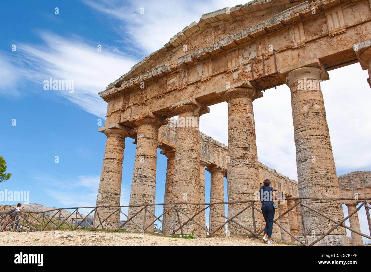 Antiguo templo griego dórico de Segesta, paisaje en Segesta, provincia de Trapani, Sicilia, Italia Foto de stock