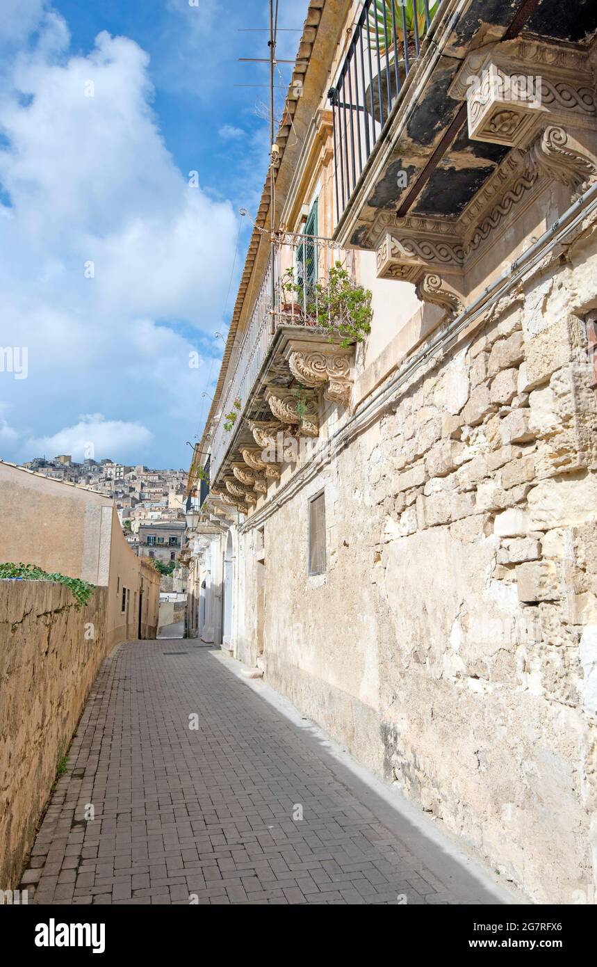 Vista de modica casas tradicionales de la ciudad en Sicilia Italia Foto de stock