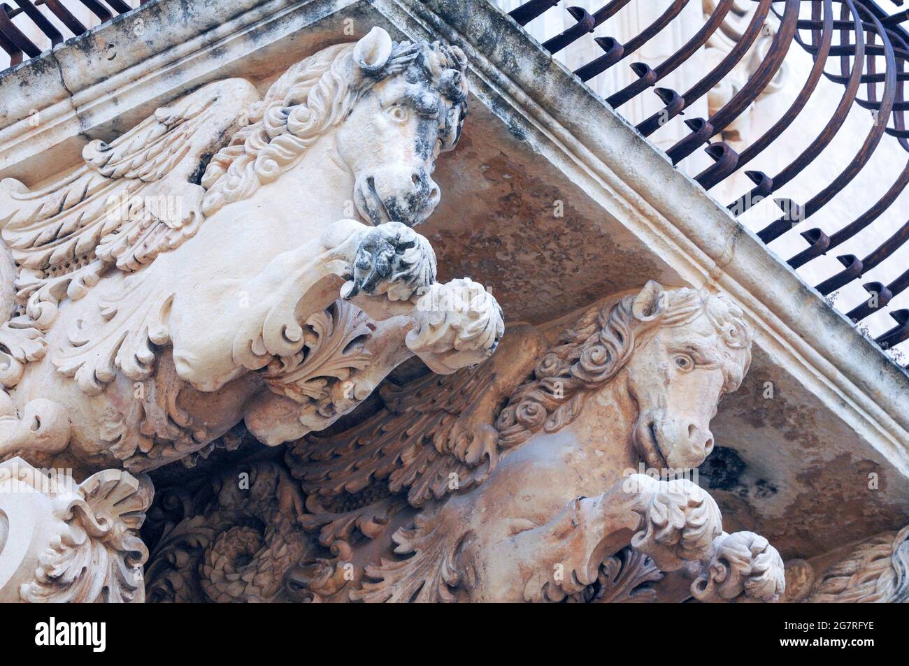 Noto - detalles barrocos del balcón en el Palazzo Villadorata (Palazzo Nicolaci), Noto, en Sicilia, Italia LA UNESCO Foto de stock