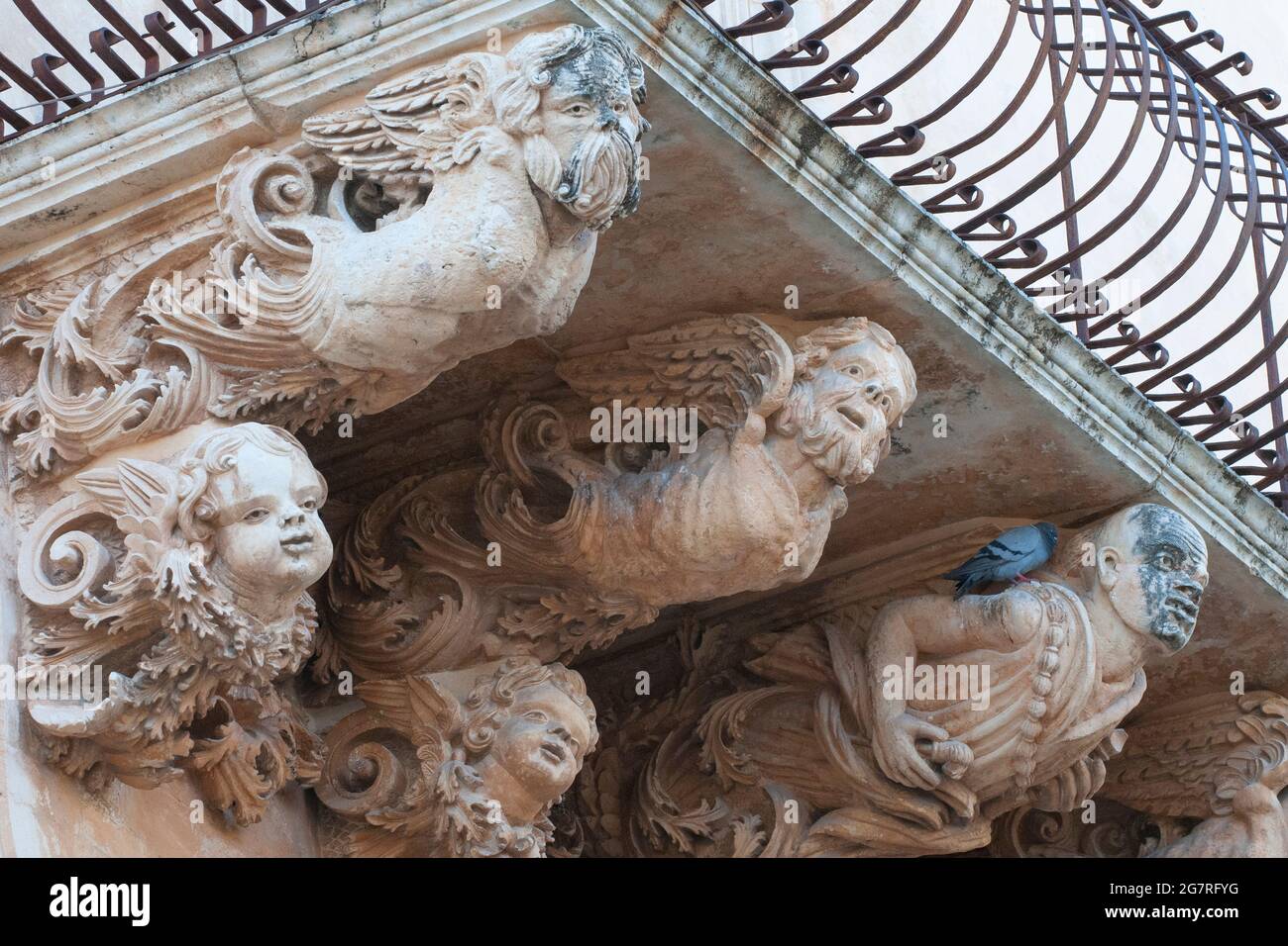 Noto - detalles barrocos del balcón en el Palazzo Villadorata (Palazzo Nicolaci), Noto, en Sicilia, Italia LA UNESCO Foto de stock