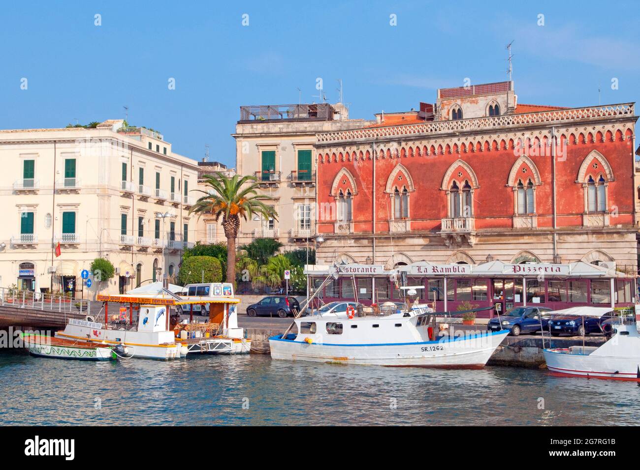 Vista sobre la riva della Posta, en Ortigia, Patrimonio de la Humanidad de la UNESCO en Sicilia Foto de stock
