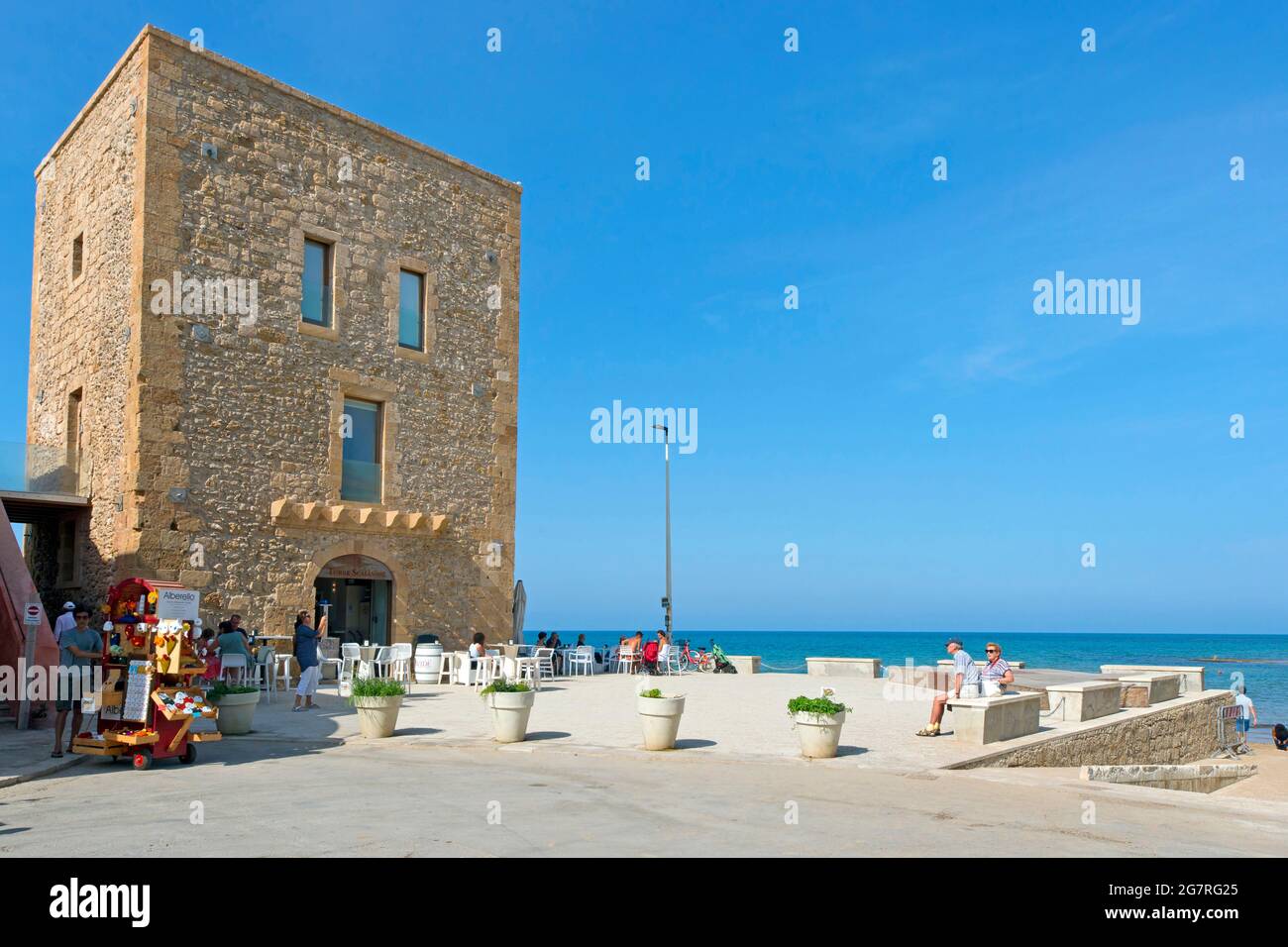 Día en Punta Secca Playa con la Torre Scalambri en Santa Croce Camerina, Sicilia, Italia Foto de stock