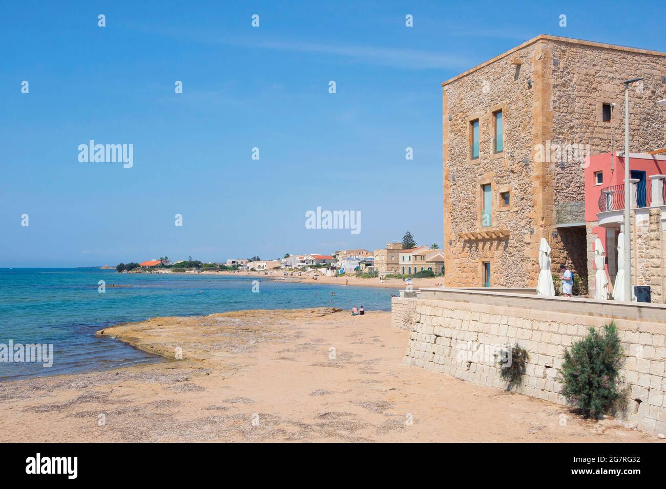Día en Punta Secca Playa con la Torre Scalambri en Santa Croce Camerina, Sicilia, Italia Foto de stock