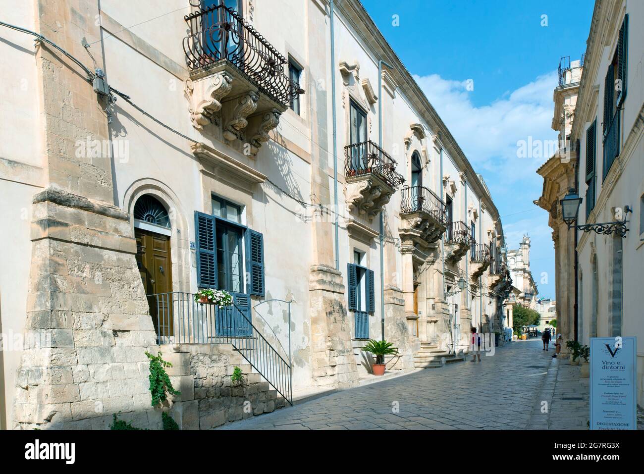 Via Francesco Mormino Penna, una calle en Scicli, Sicilia, Italia Foto de stock