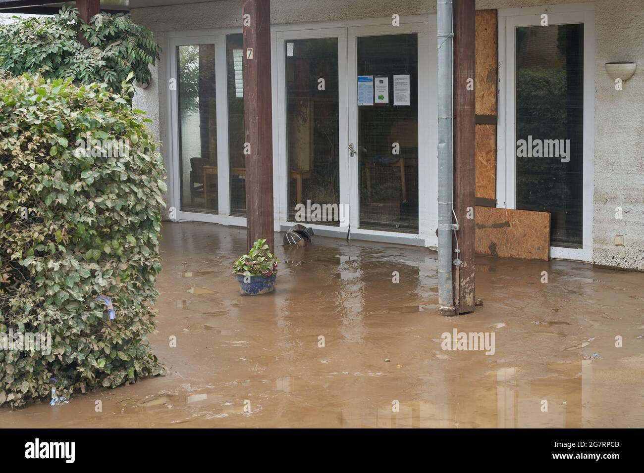 Sinzig, Alemania. 16th de julio de 2021. El hogar de Lebenshilfe-Haus para discapacitados. Las fuertes lluvias también llevaron a inundaciones extremas aquí. Debido al rápido aumento del agua, doce personas ya no pudieron ser salvadas de las inundaciones del Ahr. Crédito: Thomas Frey/dpa/Alamy Live News Foto de stock