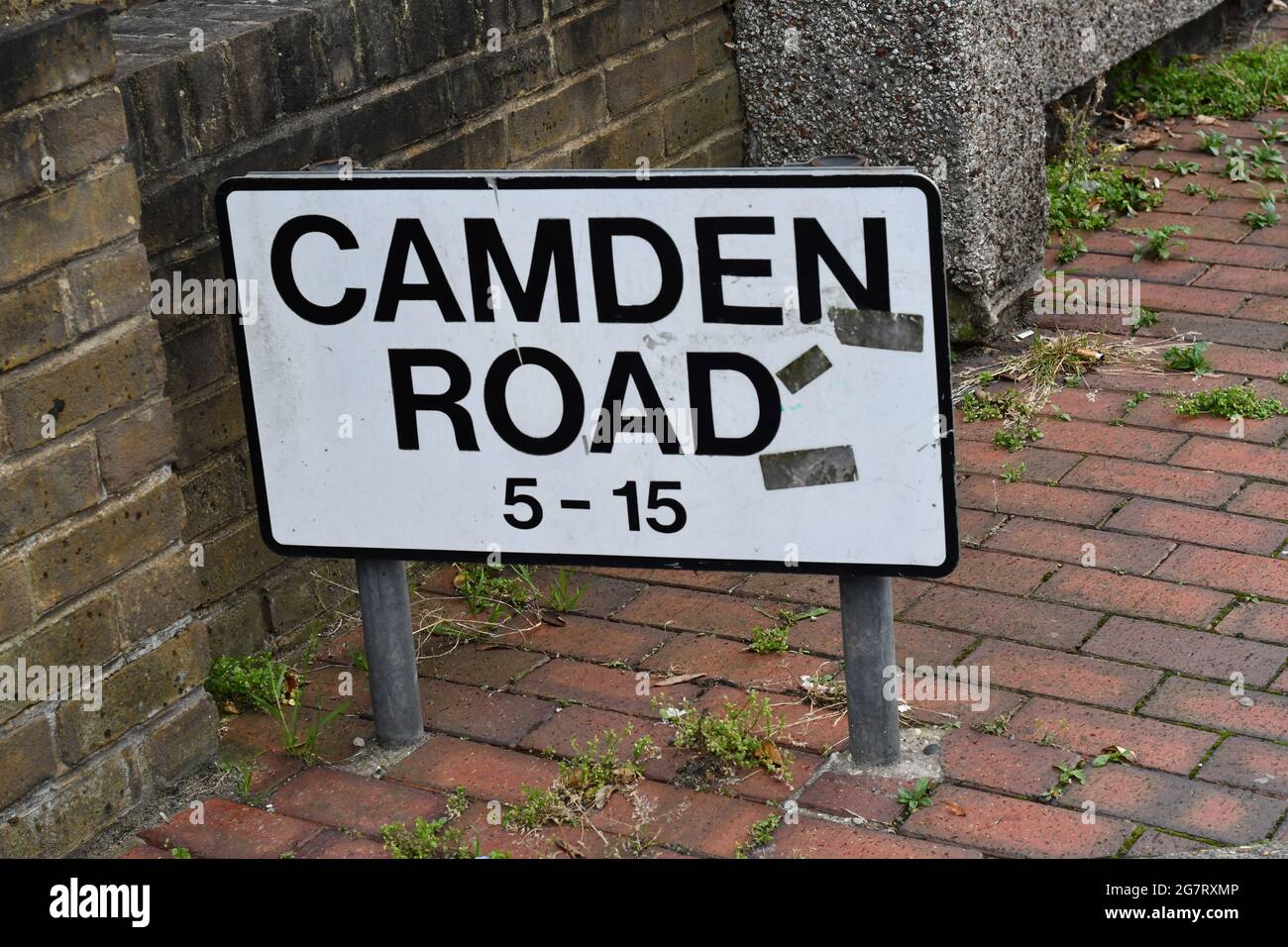 Camden Road, señal de cinco a quince calles Londres Reino Unido Foto de stock