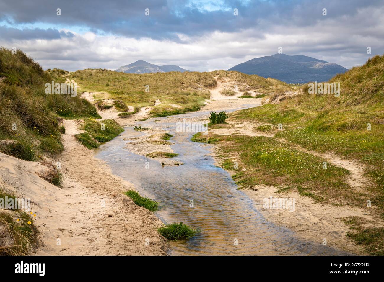 Un verano de 3 imágenes HDR de la ruta a la popular Luskentero, Losgaintir, playa en la Isla de Harris, Islas del Oeste, Escocia. 25 de junio de 2021 Foto de stock