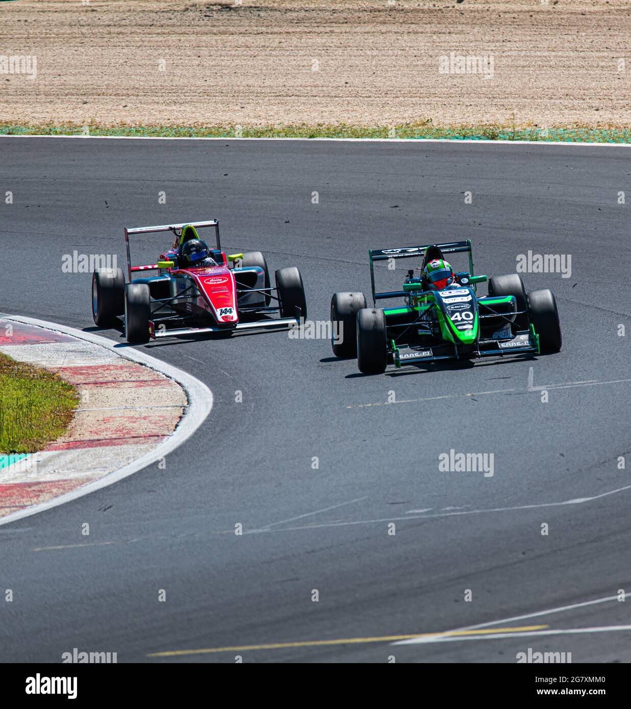 Un par de coches de Fórmula batalla y tratar de adelantarse a su vez desafiando durante la carrera Foto de stock