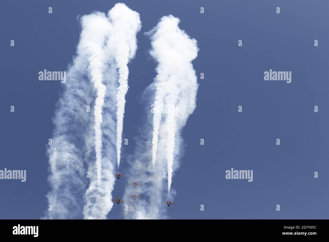 La Real Fuerza Aérea Canadiense (RCAF) Snowbirds 431 Escuadrón de Demostración Aérea practicando su actuación en 2021 en Londres, Ontario, Canadá. Foto de stock