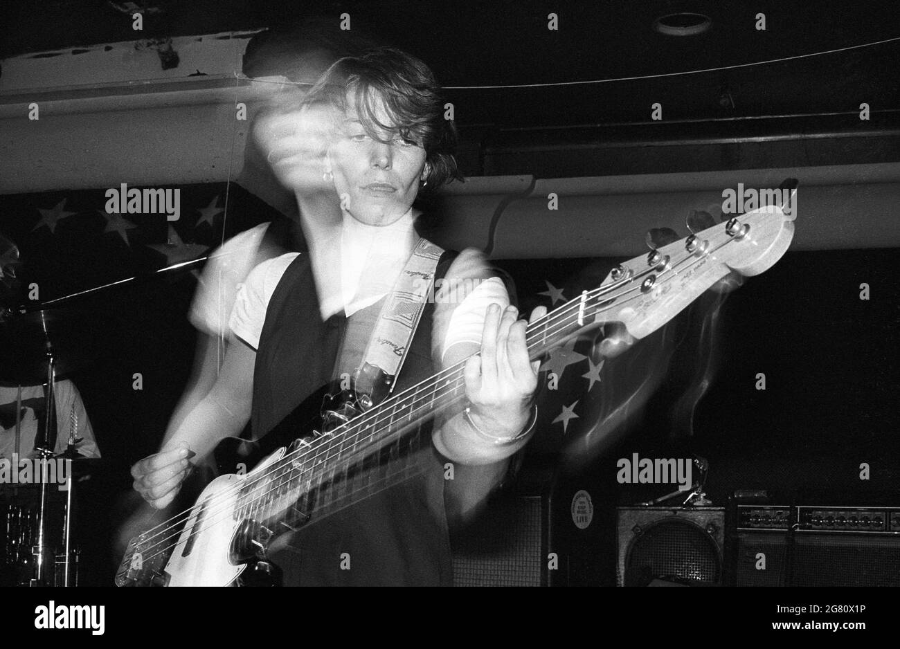 El bajista Katrina Slack de los Renees tocando en un lugar desconocido de Londres en 1990. Ahora vive en Cornwall donde trabaja como artista en 3D. Foto de stock