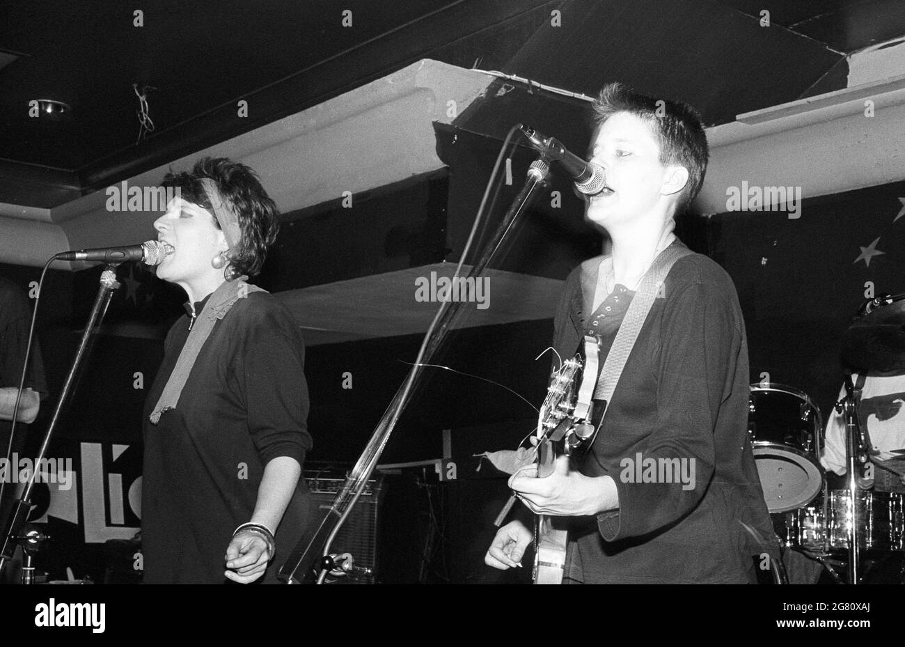 Jacqui Callis y Paula Richards de los Renees actuando en un lugar desconocido en Londres en 1990. Foto de stock