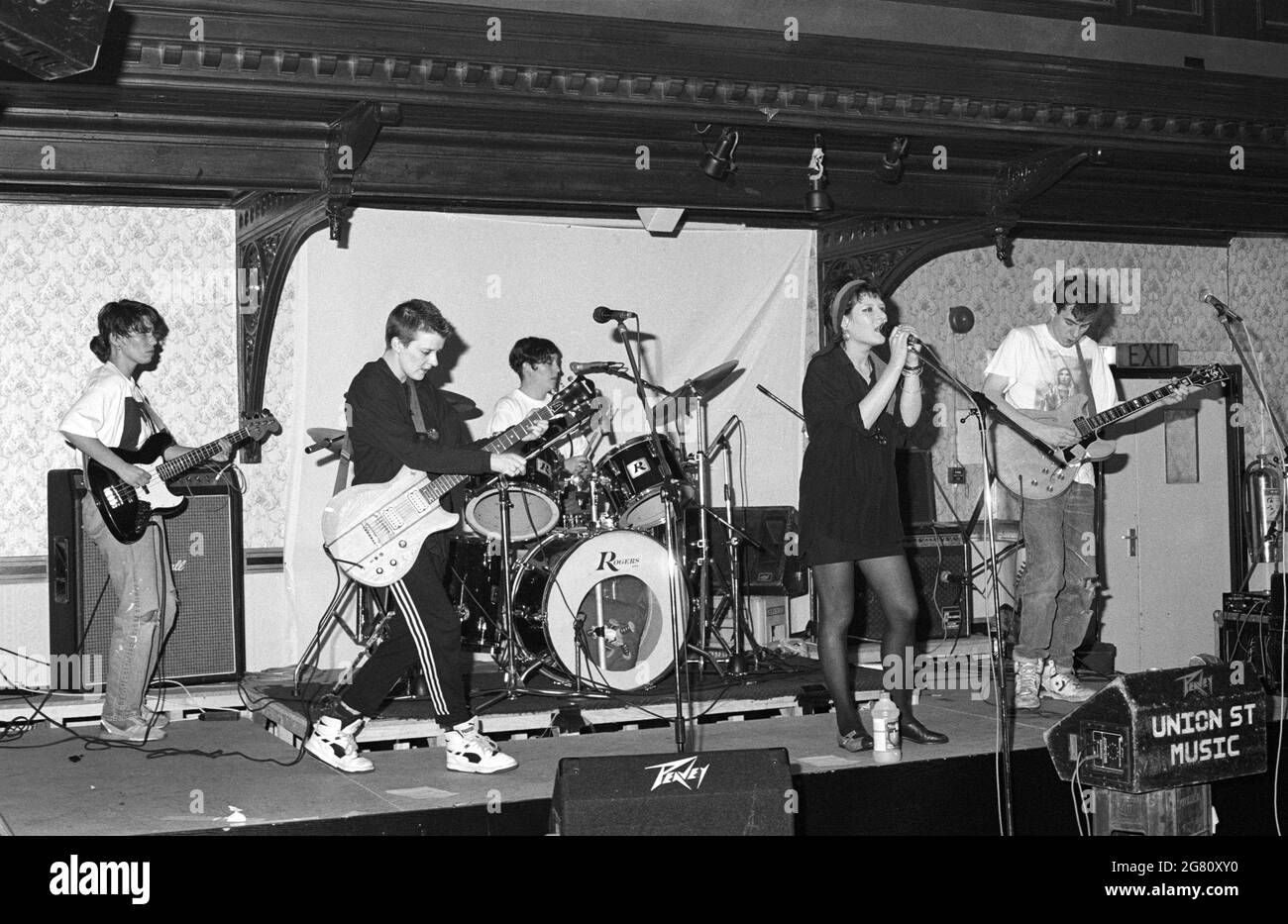 Los Renees actuando en Bedford Esquires, octubre de 12th 1990. La banda contó con dos ex miembros de The Gymslips. Foto de stock