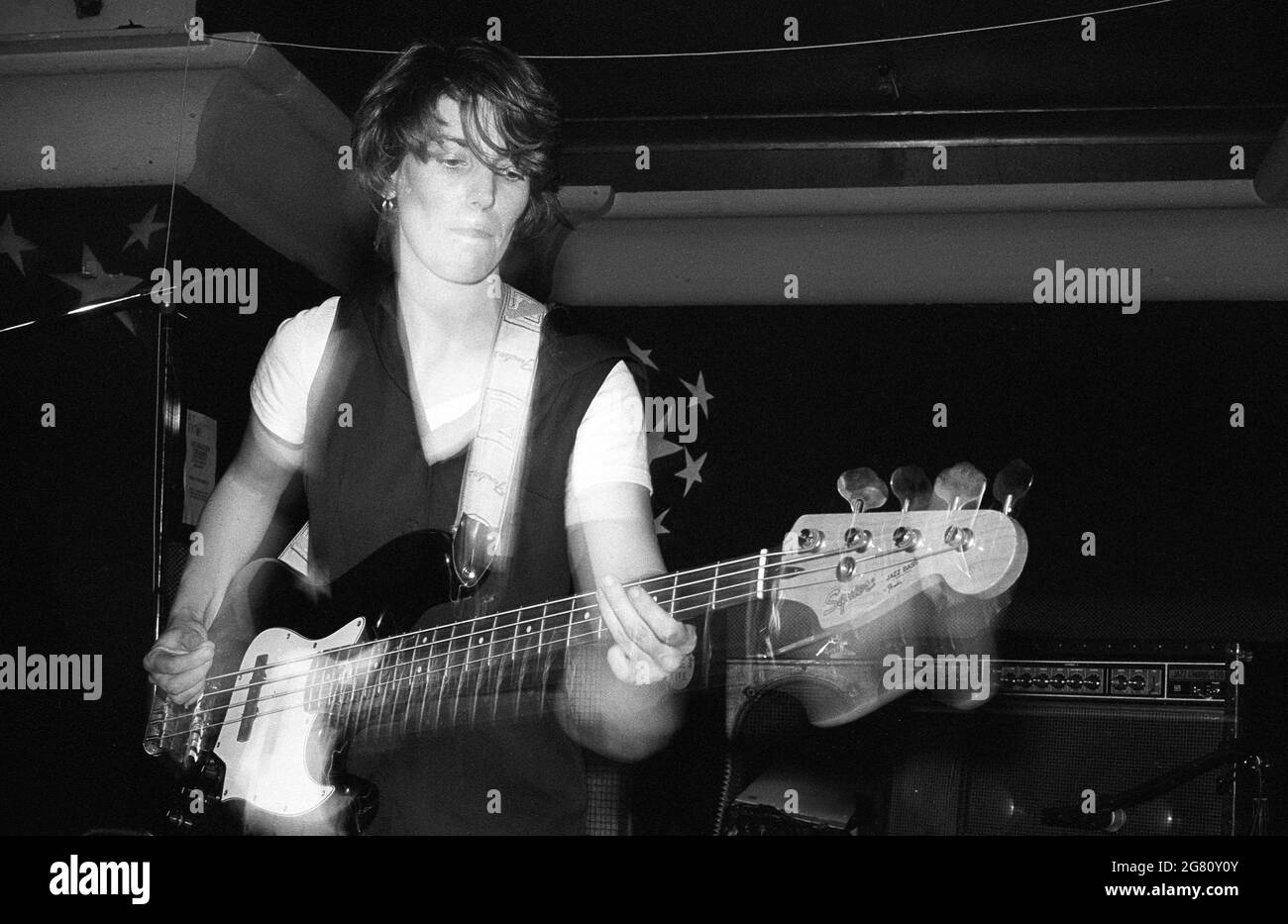 El bajista Katrina Slack de los Renees tocando en un lugar desconocido de Londres en 1990. Ahora vive en Cornwall donde trabaja como artista en 3D. Foto de stock
