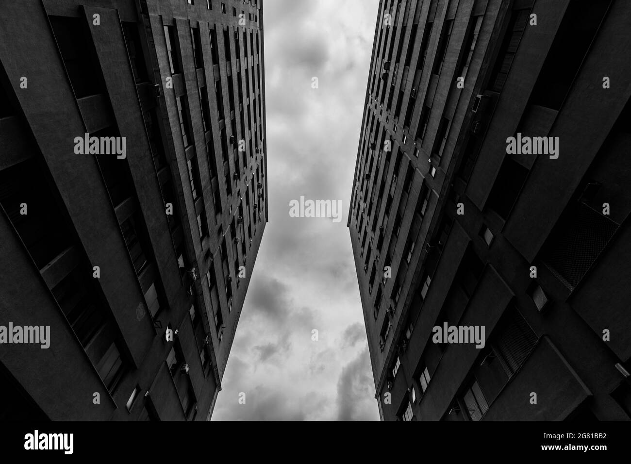 Toma de ángulo bajo de edificios de gran altura Foto de stock