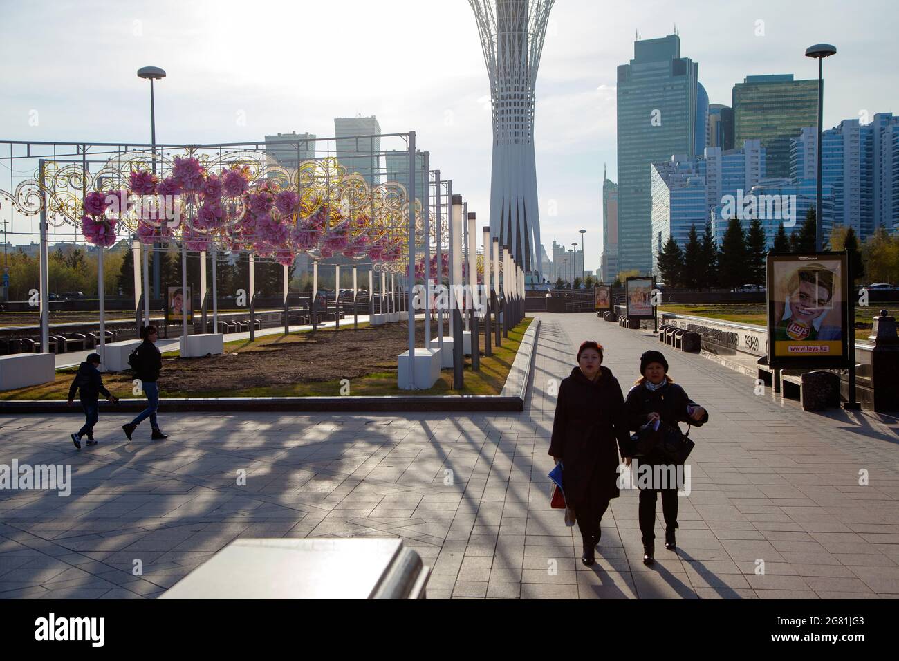 Astana Nur Sultan Kazajstan 4 28 17 Estructuras Arquitectonicas Futuristas Y Vida Cotidiana En Astana La Capital De Kazajstan Fotografia De Stock Alamy