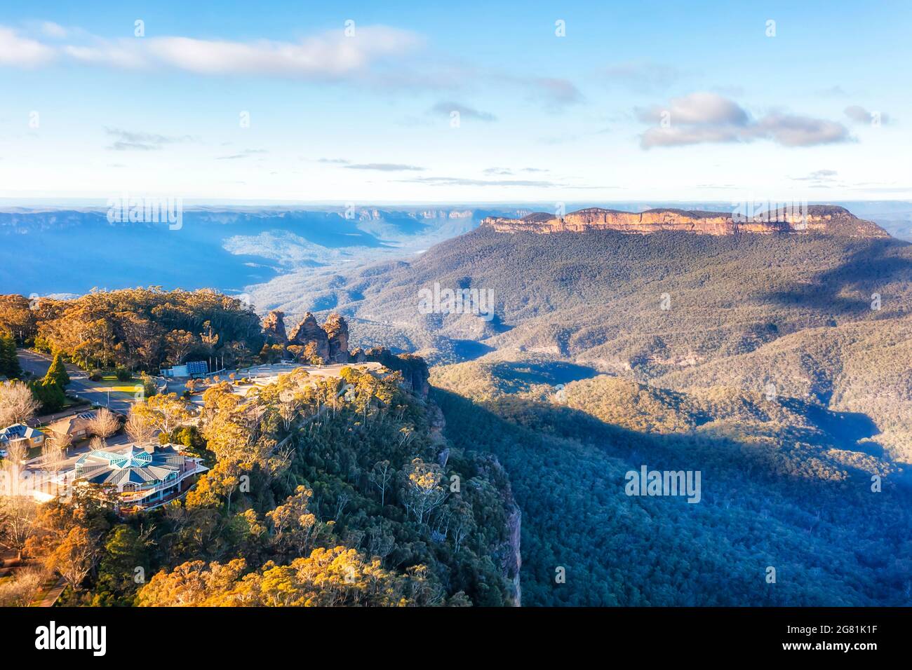 Majestuosas Montañas Azules de Australia: Vista aérea de la formación rocosa de tres hermanas frente a la ciudad de Katoomba y el mirador de Echo Point. Foto de stock