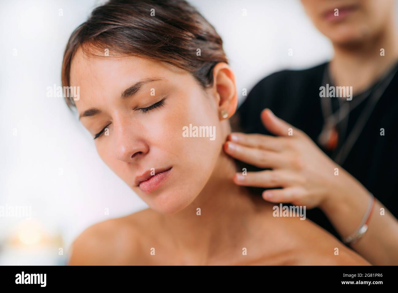 Ayurveda practicante masajear el cuello con aceite etéreo Fotografía de  stock - Alamy