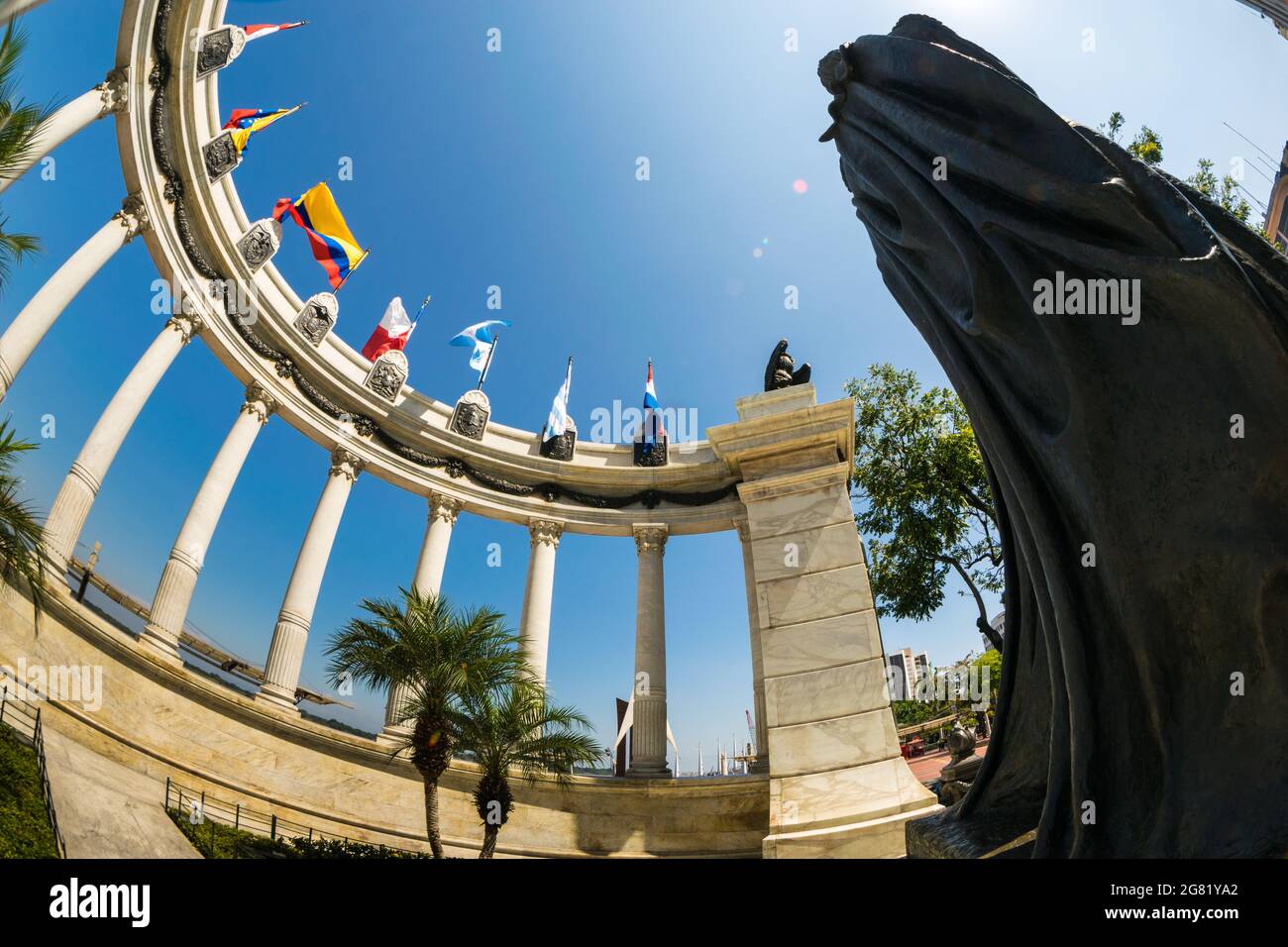 Monumento a La Rotonda en Malecón Simón Bolívar, Guayaquil, Ecuador. Un día soleado sin nubes de este lugar turístico. Foto de stock