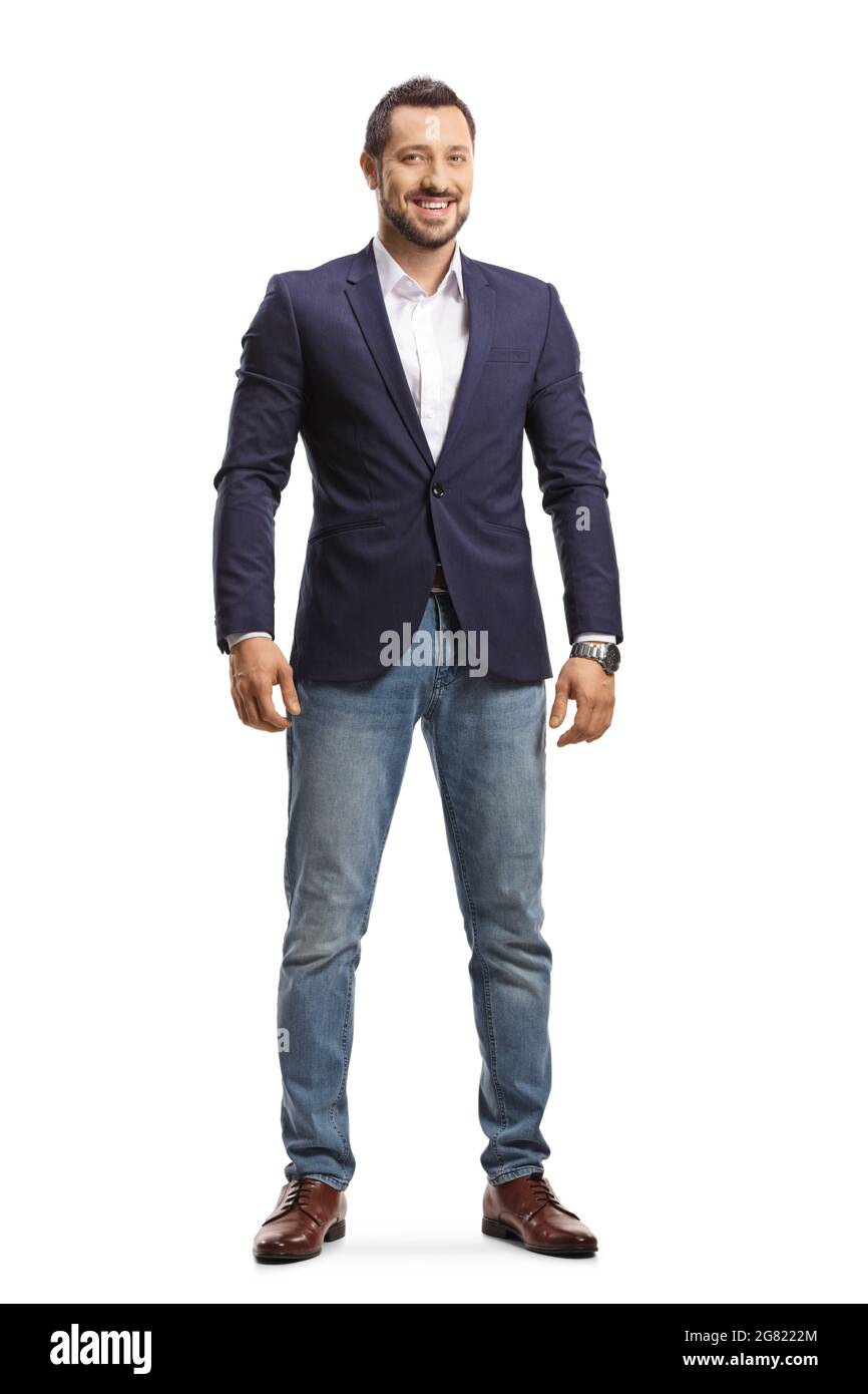 Retrato completo de un hombre con jeans y traje de pie y sonriente aislado  sobre fondo blanco Fotografía de stock - Alamy