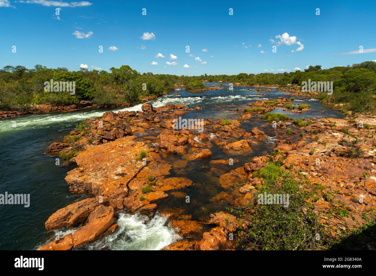 Río Novo en el Parque Estatal Jalapão, uno de los únicos ríos del mundo con agua potable, Estado de Tocantins, Brasil Foto de stock