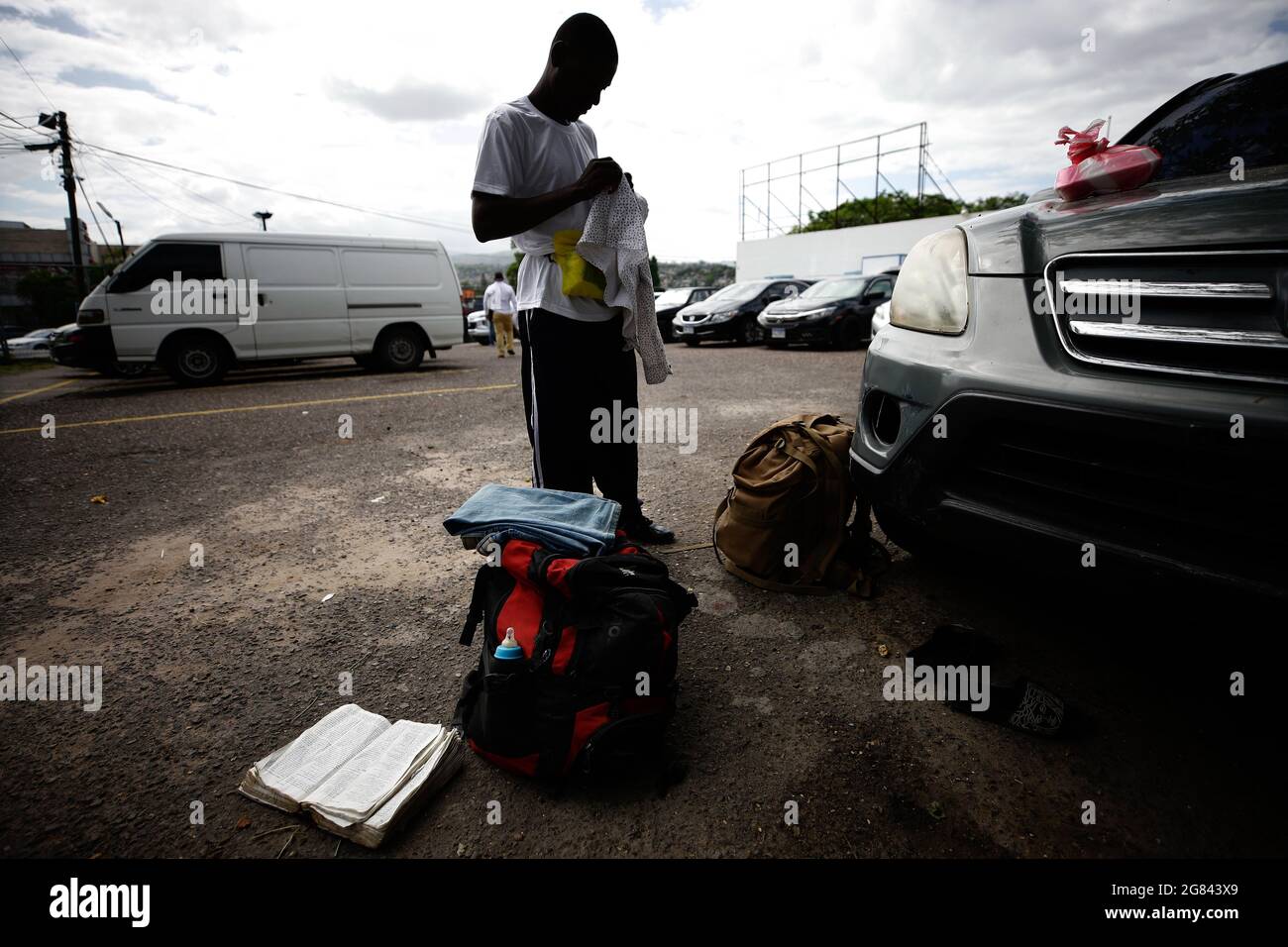 16 de julio de 2021, Tegucigalpa, Honduras: Un migrante ordenó sus  pertenencias en dos maletas, esperando salir de la Lo antes posible. de los  Estados Unidos. Tegucigalpa, Honduras. Más de 120 migrantes,