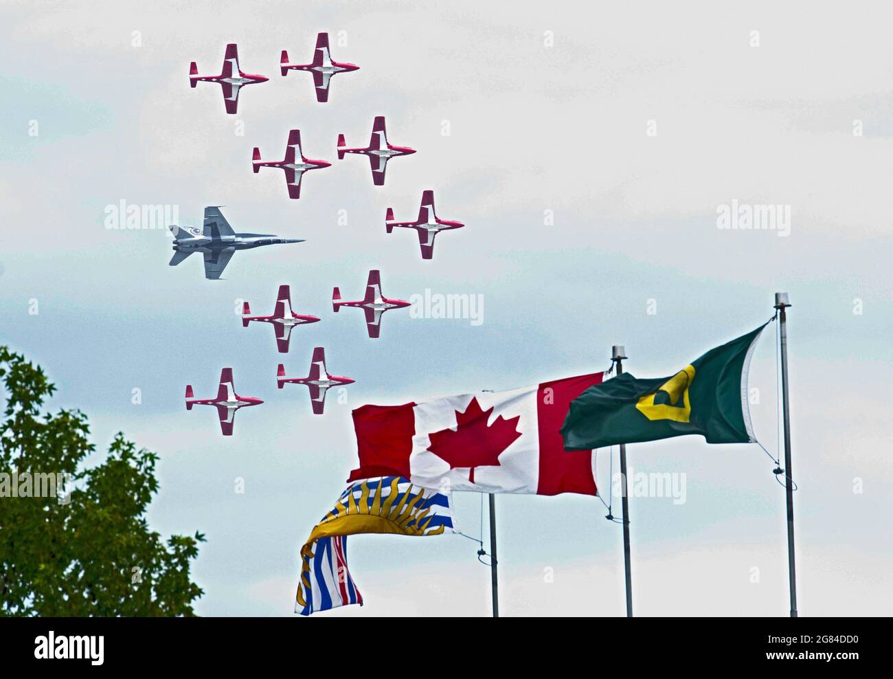Snowbirds con F18 y bandera canadiense' Foto de stock