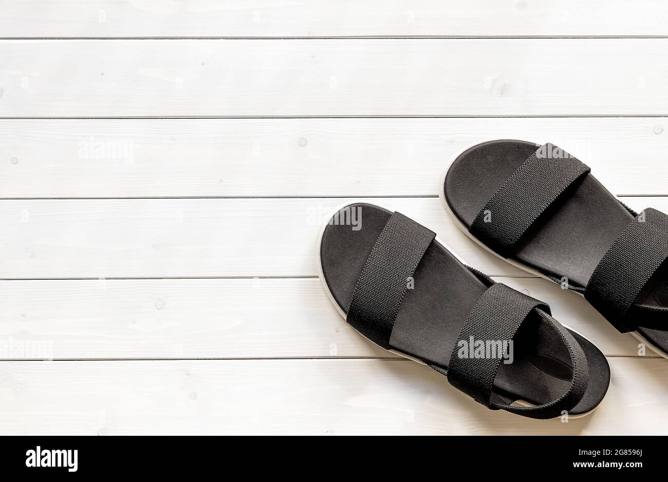 Sandalias negras de plataforma abierta para mujer de fibras plásticas  recicladas ecológicas sobre fondo de madera blanco. Concepto de ropa sin  residuos. Sho de verano Fotografía de stock - Alamy