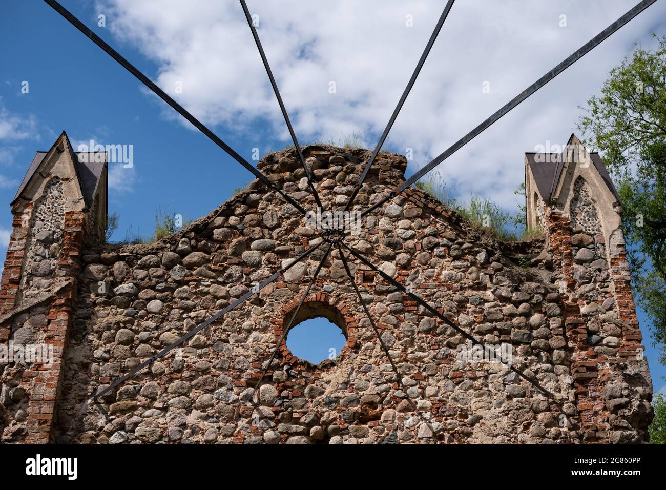 Ruinas de antiguos establos en la pequeña ciudad de Letonia Foto de stock