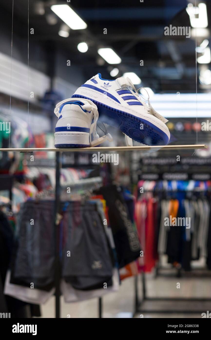 Tienda adidas fotografías e imágenes de alta resolución - Alamy