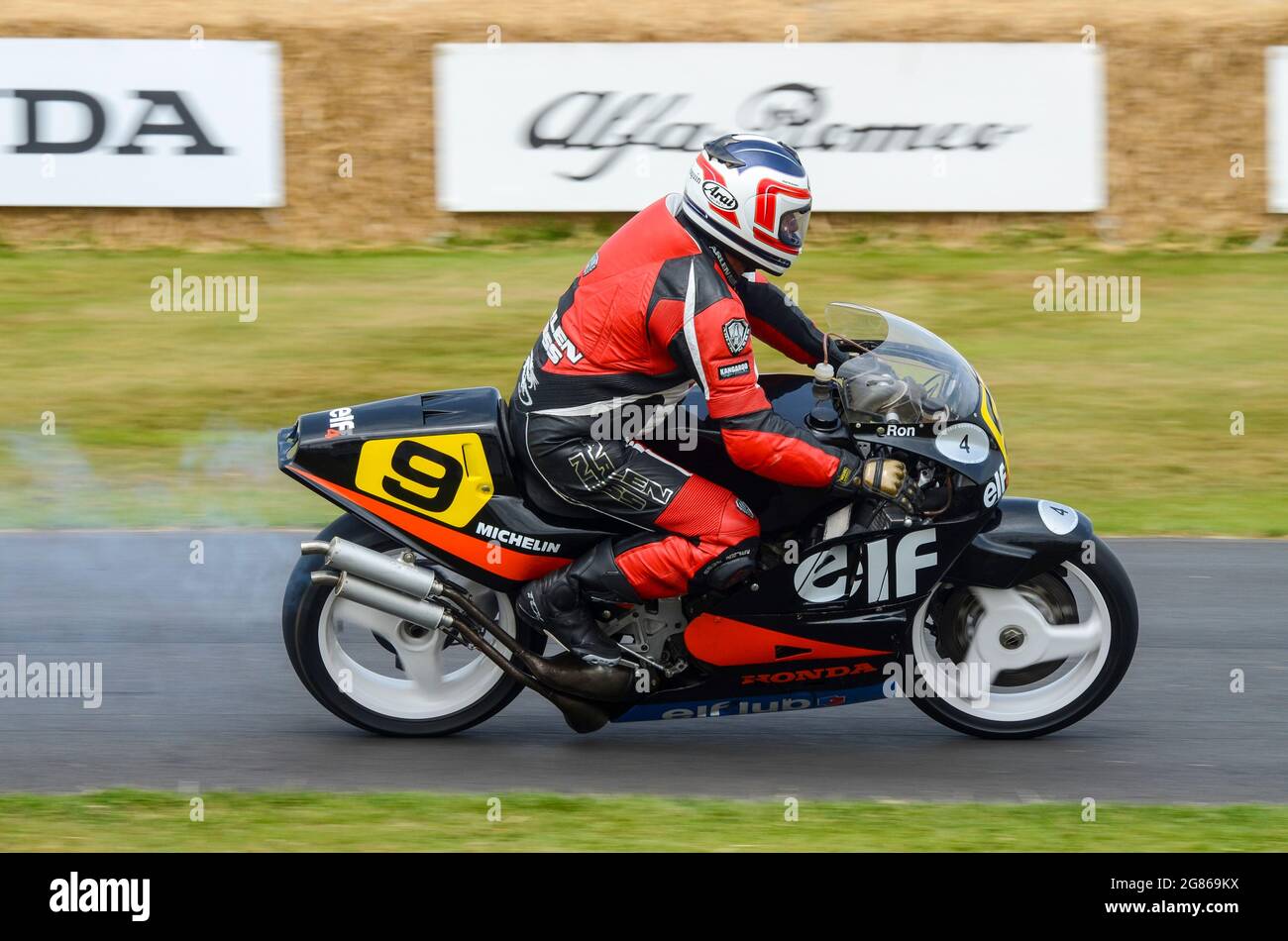 1987 Elf 4 Honda motocicleta de Ron Haslam montar en la subida de 