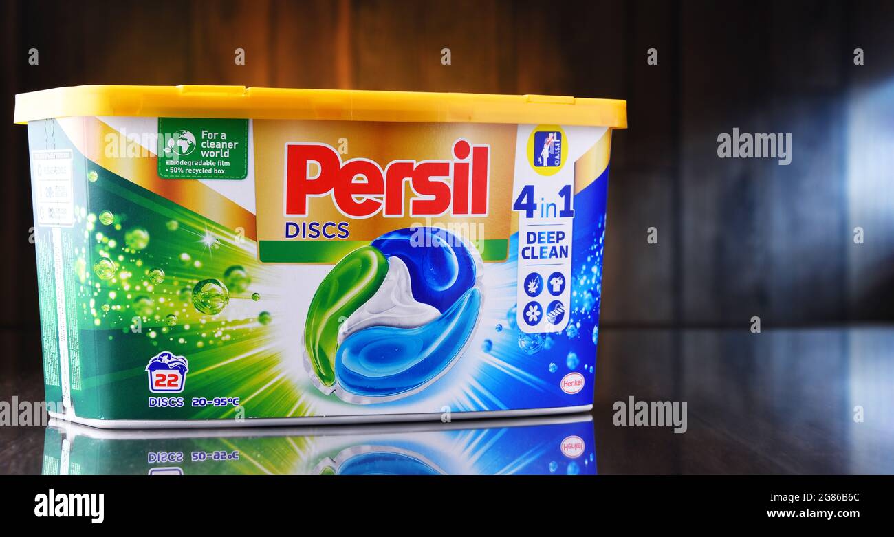 POZNAN, POL - 10 DE JUNIO de 2021: Una caja de producto detergente de la  colada de la cápsula de Persil. Introducido por Henkel en 1907 Persil fue  el primer comercialmente disponible