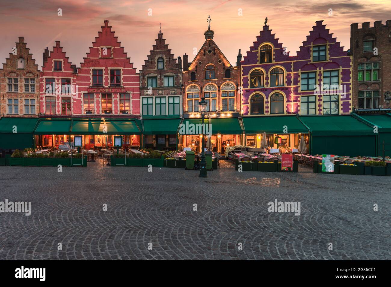 Brujas, Bélgica, 2021 de julio: Vista de las casas antiguas en Markt, plaza del mercado medieval de Brujas en Flandes. Punto de referencia de Bélgica. Foto de stock