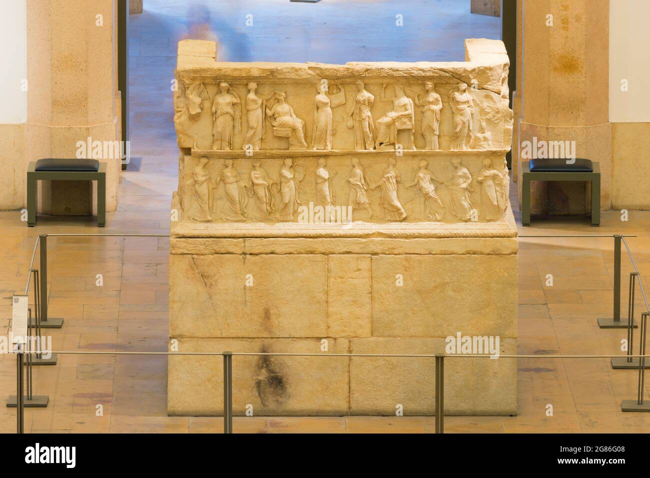 La Tribune, originalmente descubierta en el Santuario de Eshmun, en exhibición en el Museo Nacional de Beirut, Beirut, Líbano Foto de stock