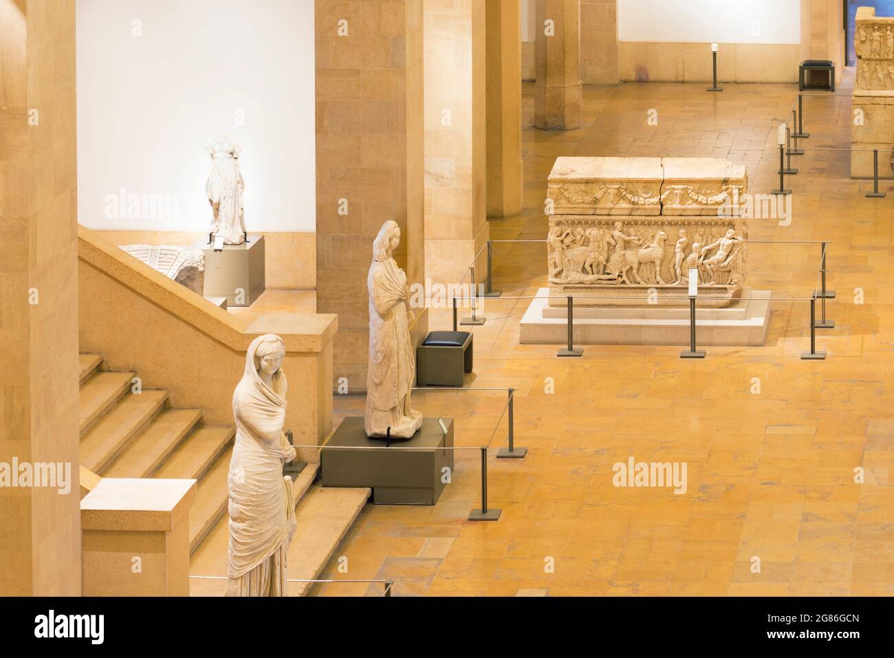Sarcófagos y esculturas en exhibición en el Museo Nacional de Beirut, Beirut, Líbano Foto de stock